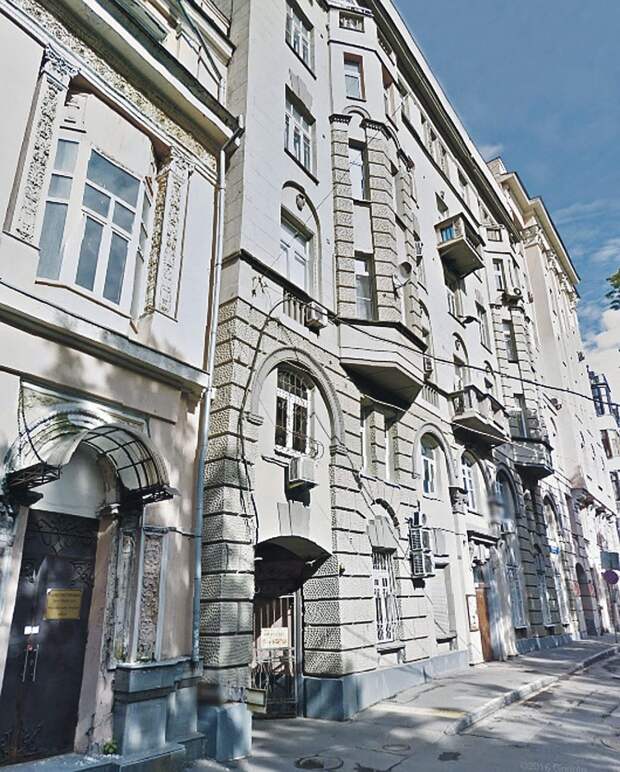 Армену Джигарханяну удалось убедить суд, что половина трехкомнатной квартиры в доме в арбатских переулках должна отойти ему, как это и положено по закону. Фото: maps.google.com 