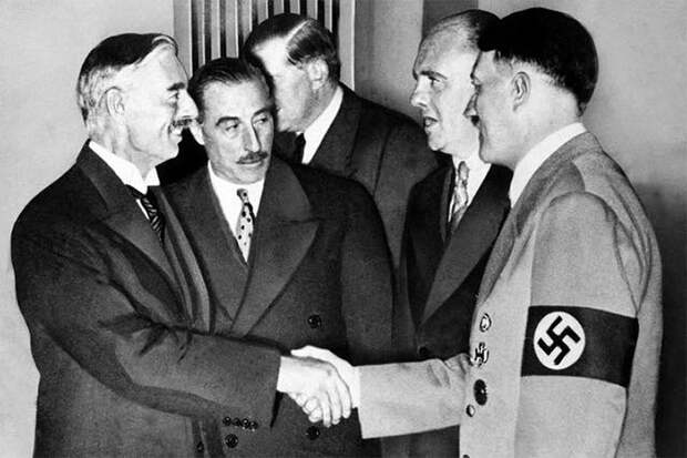 А вот аналогичный документ, подписанный 30 сентября 1938 года с Адольфом Гитлером премьером Великобритании Невиллом Чемберленом, англичане никогда не называют «пактом Гитлера – Чемберлена»