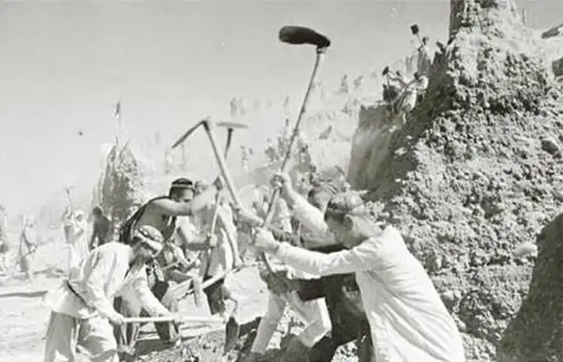 Строительство Большого Ферганского канала на территории Узбекистана в 1939 году. Строительство Большого Ферганского канала на территории Узбекистана в 1939 году.