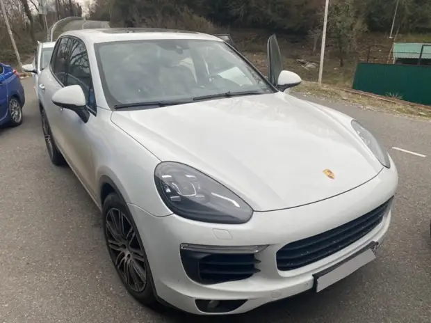 На Кубани автоледи накопила долг в три миллиона рублей и лишилась Porsche Cayenne