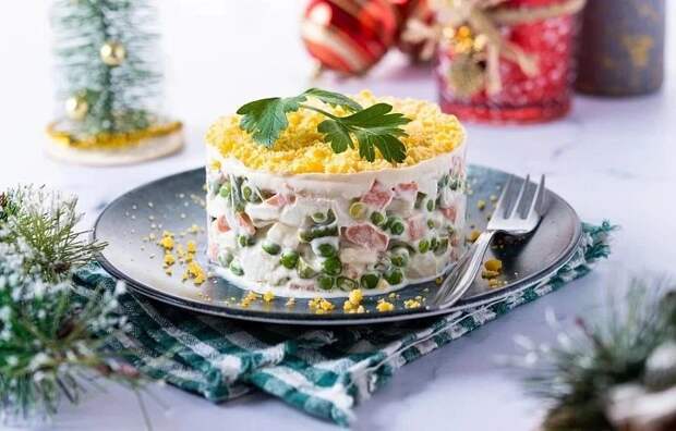 В Госдуме РФ предложили включить оливье и заливное в новогоднее меню в школах