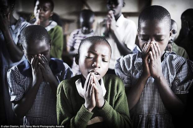 Дети молятся перед занятиями в деревенской школе, Уганда в мире, дети, жизнь