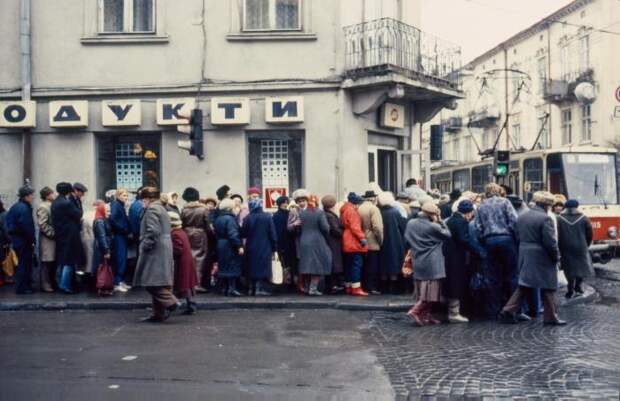 Очередь в продуктовый магазин. Львов, 1990 год. Очередь в продуктовый магазин. Львов, 1990 год.