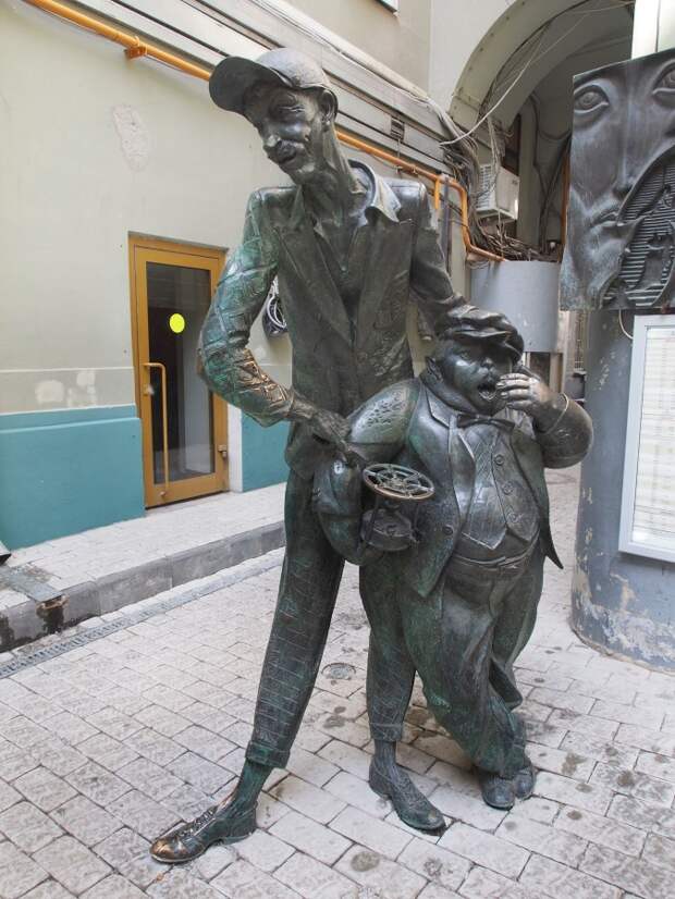 06 Памятник  Коровьеву и коту Бегемоту в Москве