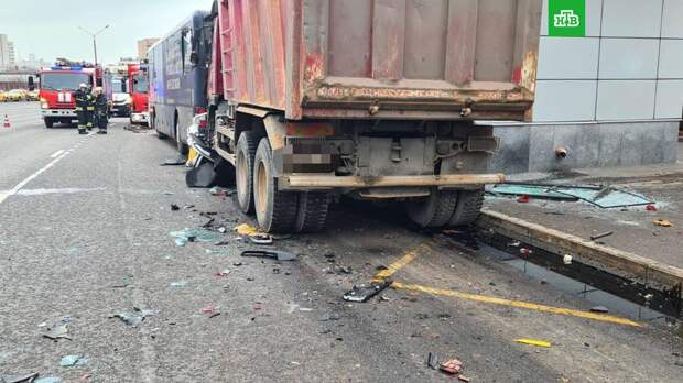 Установлена личность водителя грузовика, раздавившего такси в центре Москвы