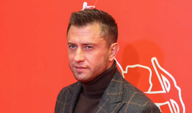 «Мажор» в кругу семьи: Павел Прилучный снялся с женой и сыном