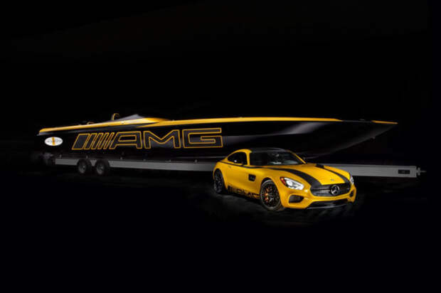 Гоночный катер Marauder GT S Concept (3100 л.с.) за $1,2 миллиона рядом с спорткаром Mercedes AMG GT S.
