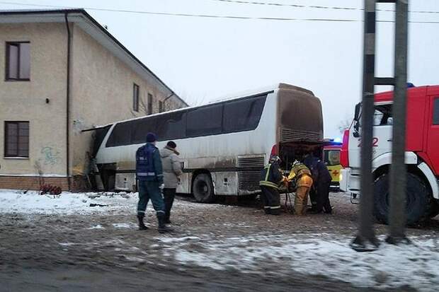 В Ногинске автобус врезался в дом