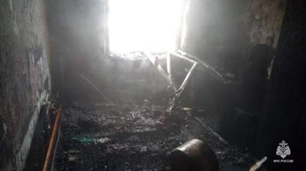 В Калуге огнеборцы эвакуировали 13 человек и спасли из горящей квартиры двух женщин