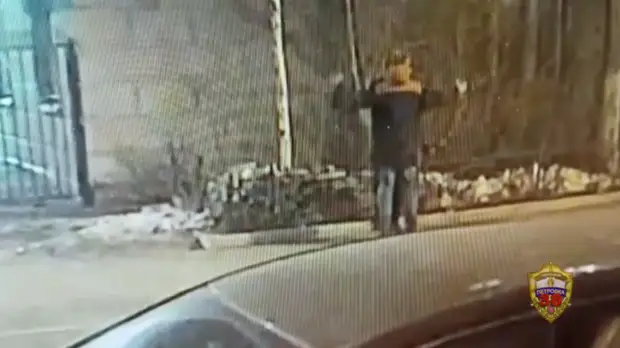 Мужчина украл банковскую карту из кармана пьяного пешехода в центре Москвы