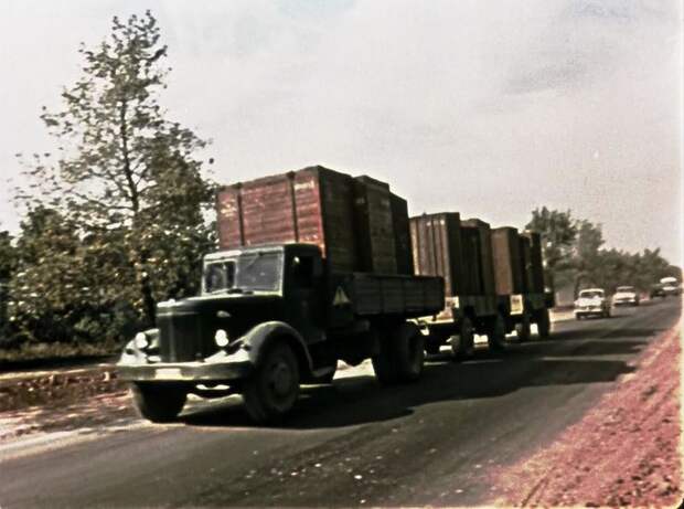 Опять МАЗ-200, теперь в качестве контейнеровоза и с двумя прицепами СССР, кино, королева бензокалонки
