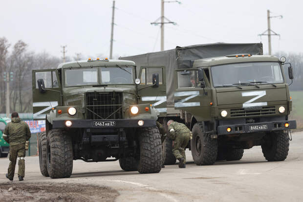 Военная техника на дороге. Фото © ТАСС / Стрингер