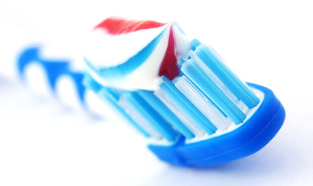 После чистки зубов обязательно нужно полоскать рот водой. /Фото: mos-doctor.com