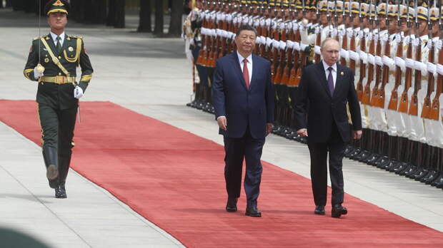 "Горячо приветствуем": как встречают Путина у Дома народных собраний в Пекине