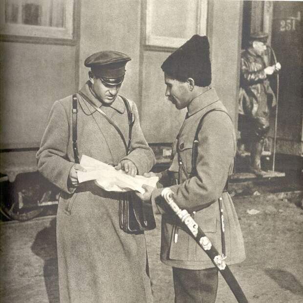 Командир 1-й Николаевской дивизии С. П. Захаров и командир 2-й Николаевской дивизии В. И. Чапаев, 1918 г.