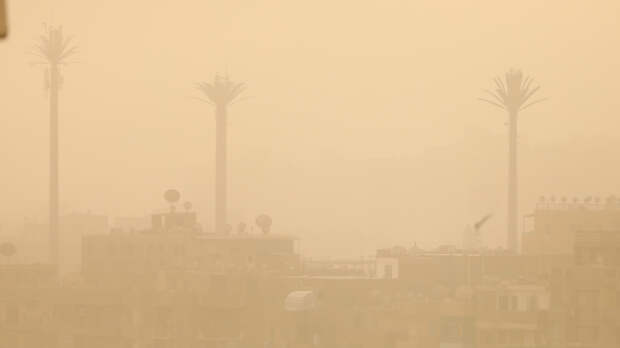 Оранжевое небо: песчаная буря заставила российских туристов покинуть пляжи в Хургаде