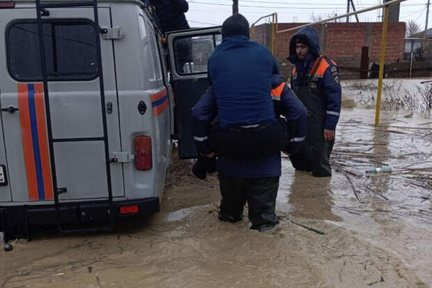 "Роскосмос" опубликовал кадры мощного циклона в Дагестане со спутника