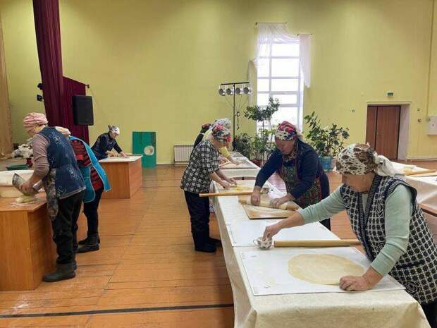 Актаныш районы Тыңламас авылы хатын-кызлары солдатларга җибәрер өчен токмач кискән