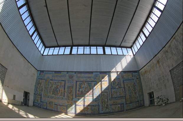 Кубанский генетический банк семян почти музей — на одной из его стен выложена гигантская мозаика, повествующая о жизненном и научном пути академика Вавилова.