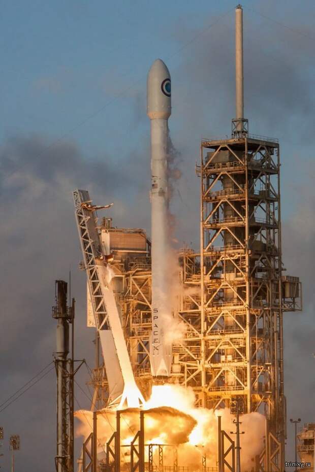 Falcon 9 вывел спутник-шпион на орбиту, а затем успешно приземлился (11 фото)