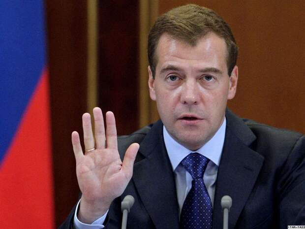 Медведев призвал не верить обещаниям увеличить пенсии в пять раз