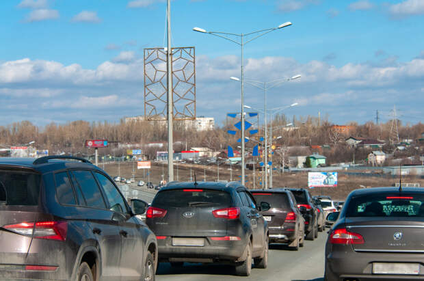 Огромные пробки собрались около площади Труда и на улице Станционной в Новосибирске