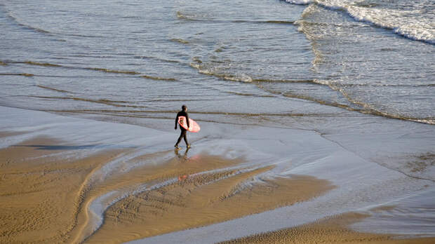 Российского серфингиста спасли после 20 часов дрейфа в море на Бали