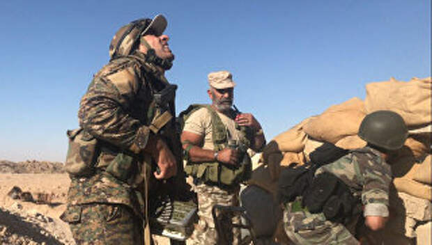 Бойцы сирийской армии во время наступления к востоку от города Дейр-эз-Зор в районе кладбищ