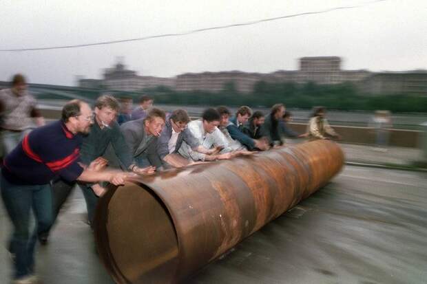 1991 август 19 Строительство баррикады.jpg 1991 август 19 Строительство баррикады.jpg