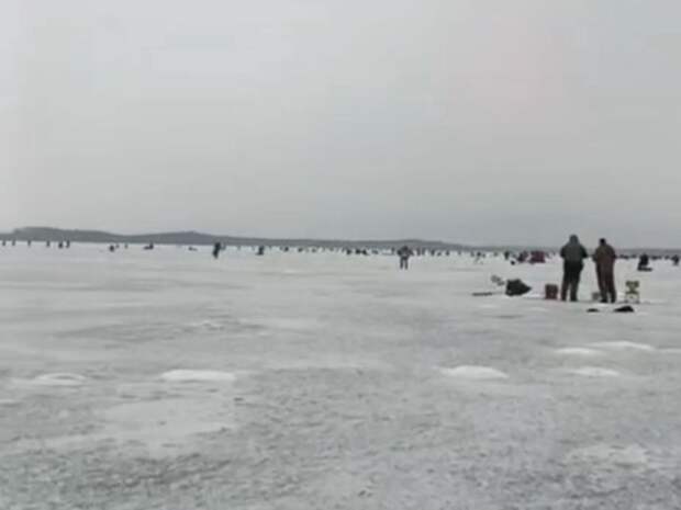 Селёдка ценою в жизнь: огромная полынья не останавливает рыбаков в Амурском заливе