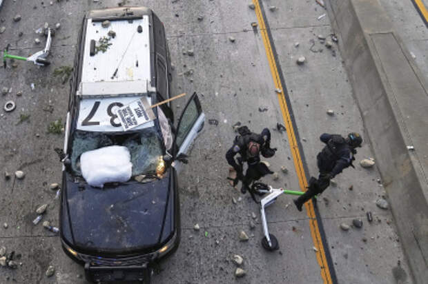 Губернаторы двух штатов спешно готовятся к войне с Трампом