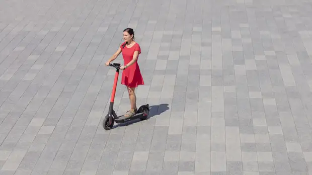 В Петербурге возобновил работу центр по вопросам нарушений ПДД владельцами самокатов