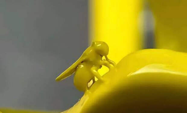 На только что покрашенную машину в автосервисе села муха: теперь придется снимать всю краску