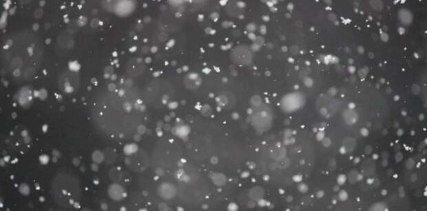 Барнаульские дорожники обрабатывают скользкие участки после снегопада