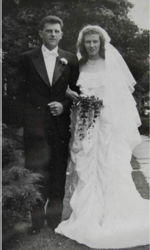 Свадебная церемония Рут и Клод Хенсингер в 1947 году. | Фото: thevintagenews.com.