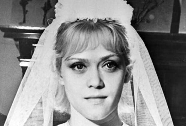 Алиса Фрейндлих в роли невесты в фильме *Приключения зубного врача*, 1965 | Фото: aif.ru