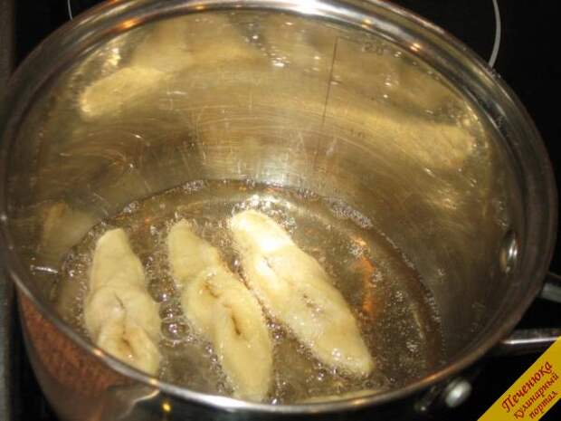 11) Подготовленный картофельный хворост обжариваем в жире до золотистого цвета с двух сторон.