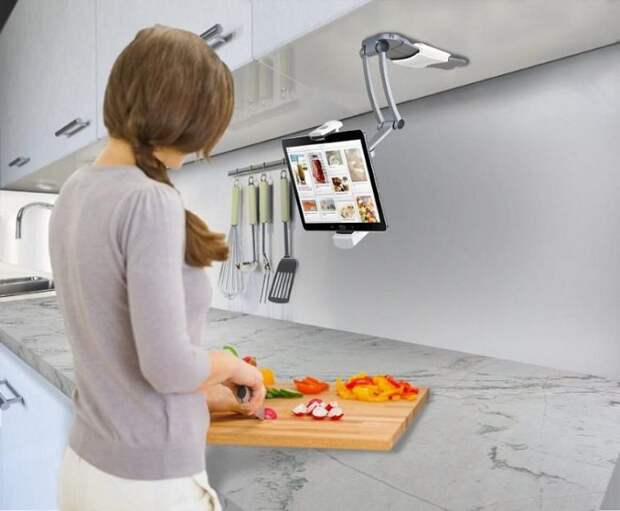 Современное дизайнерское решение для оформления места рабочего на кухне обустроенного подставкой для планшета.