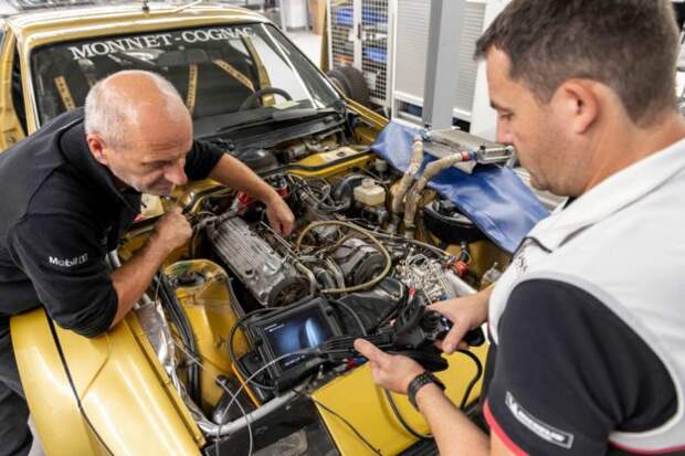 porsche-924-carrera-gts-rally-restauracija-poklon-walter-rohrl-2021-proauto-06