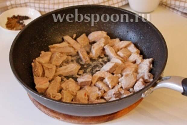 В глубокой сковороде накалить масло и обжарить до полуготовности свинину (чтобы она поменяла цвет и немного начала подрумяниваться).