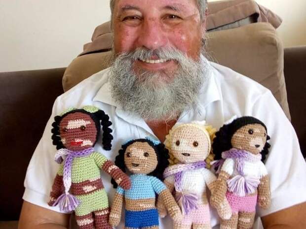 Бразильский дедушка с витилиго вяжет кукол для поддержки детей с особенностями