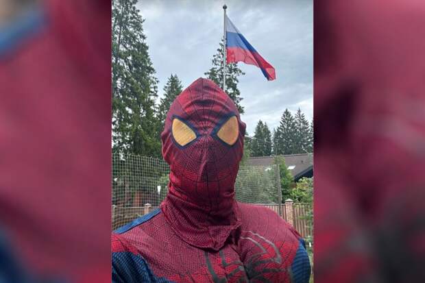 Футболист Дзюба сфотографировался в костюме Человека-паука на День России