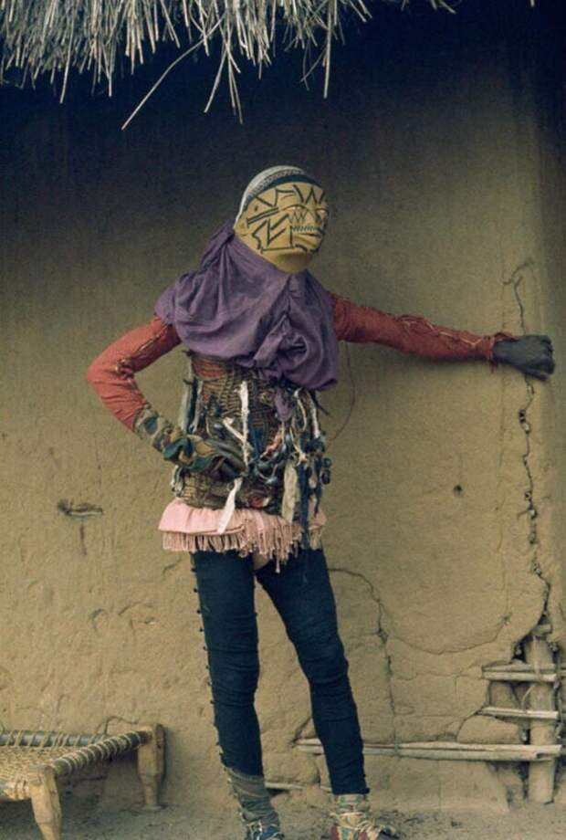 Танцор мапико в костюме, изображающем зло, Мозамбик, 1964 год