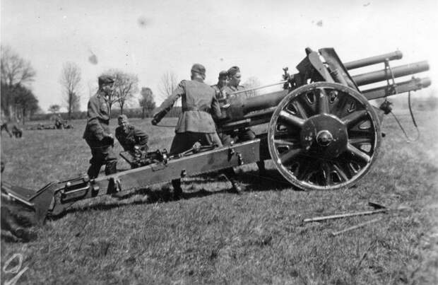 10.5 cm leFH 18 была основной лёгкой гаубицей немецкой армии. Одной из причин появления её самоходной версии стала довольно высокая масса — немногим меньше двух тонн - В полушаге от «Хуммеля» | Военно-исторический портал Warspot.ru