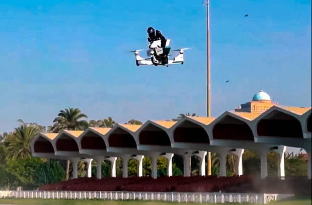 Полиция Дубаи пересела на летающие байки из России