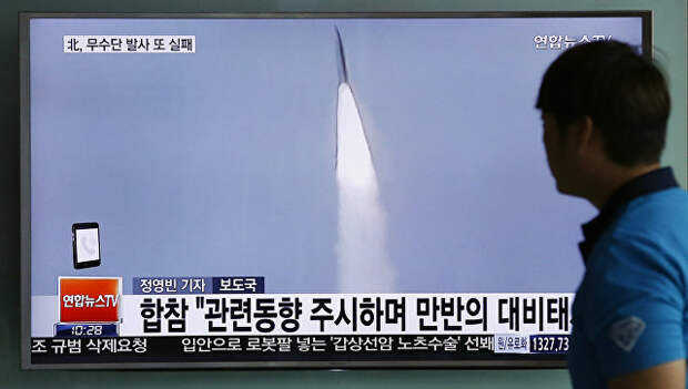 Мужчина смотрит новости в сеульском метро о запуске ракеты среднего радиуса действия в КНДР. 30 мая 2016