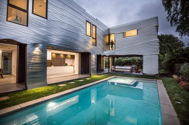 Wave House - дом, обшитый волнообразными алюминиевыми панелями.