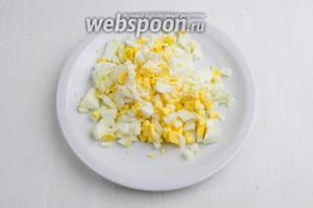 Вареные яйца (2 шт.) очистить от скорлупы, нарезать кубиком.