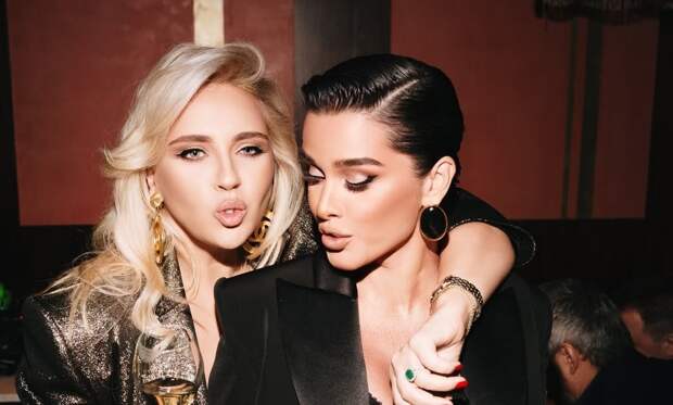 Телеведущая Ксения Бородина появилась на публике в жакете с голой спиной