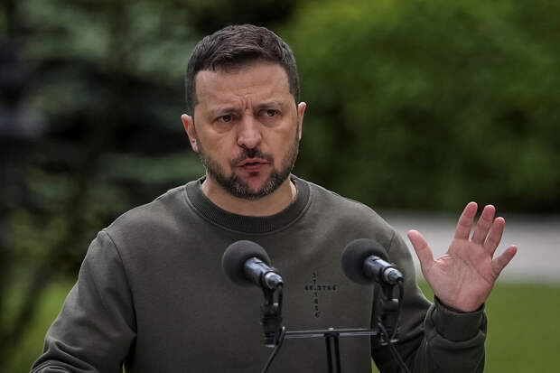 Зеленский раскритиковал чиновников во время визита в Покров в ДНР